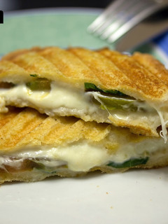 Una foto de Sándwich caprese