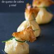 Saquitos de queso de cabra y miel