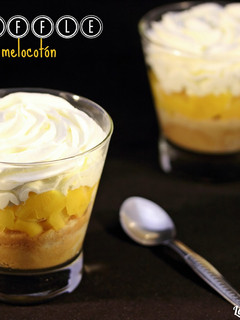 Una foto de Triffle de melocotón