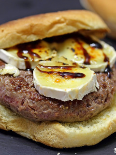 Una foto de Hamburguesa de ternera con foie y queso de cabra