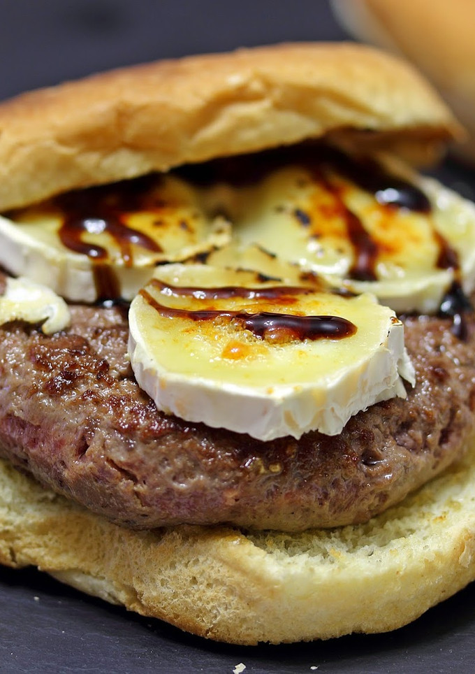 Una foto de Hamburguesa de ternera con foie y queso de cabra 