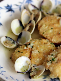 Una foto de Lomos de bacalao a la importancia con almejas
