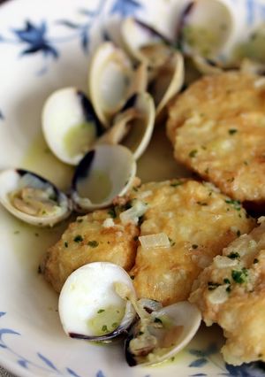 Una foto de Lomos de bacalao a la importancia con almejas