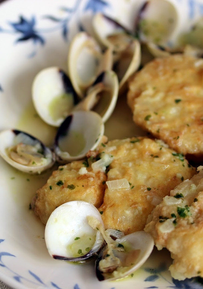 Una foto de Lomos de bacalao a la importancia con almejas