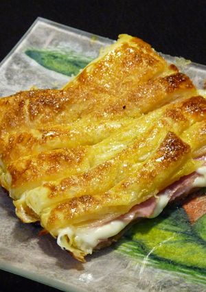 Una foto de Trenza de hojaldre caramelizada de jamón york y queso