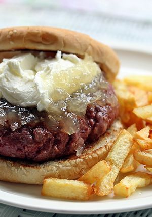 Una foto de Hamburguesa con queso philadelphia y cebolla caramelizada 