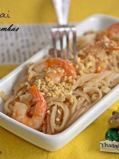 Una foto de Pad thai de pollo y gambas (noodles fritos estilo Thai)