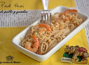 Una foto de Pad thai de pollo y gambas (noodles fritos estilo Thai)