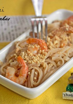 Una foto de Pad thai de pollo y gambas (noodles fritos estilo Thai)