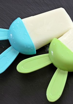 Una foto de Polos de limón y leche condensada