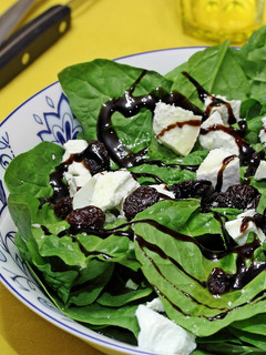 Una foto de Ensalada de espinacas con queso de cabra