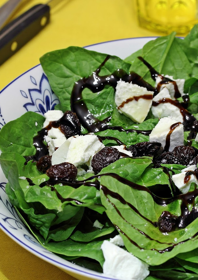Una foto de Ensalada de espinacas con queso de cabra 
