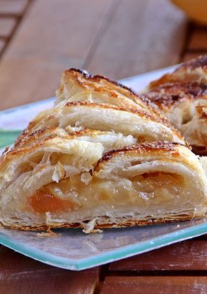 Una foto de Trenza de hojaldre caramelizada de membrillo, queso de cabra y cebolla endulzada 