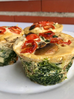 Una foto de Muffins salados espinaca y champiñón con cherrys