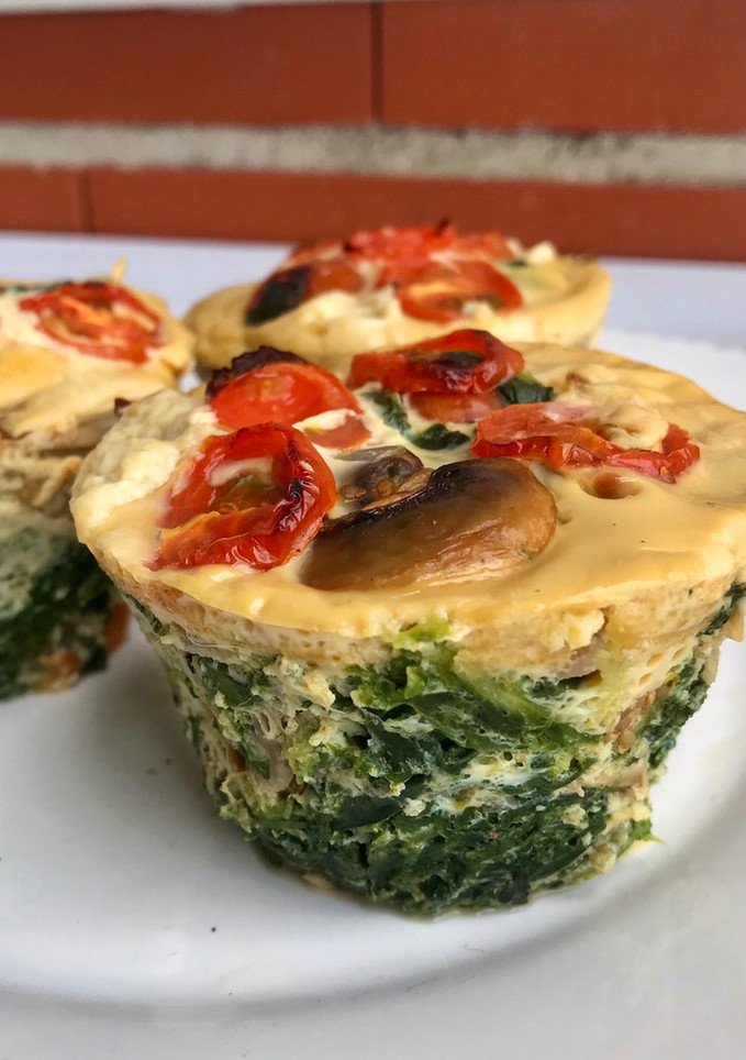 Una foto de Muffins salados espinaca y champiñón con cherrys