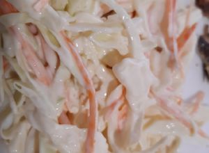 Foto principal de Coleslaw, ensalada americana o ensalada de col y zanahoria