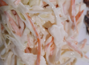 Foto principal de Coleslaw, ensalada americana o ensalada de col y zanahoria