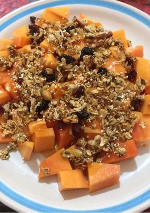 Una foto de Fruta con granola