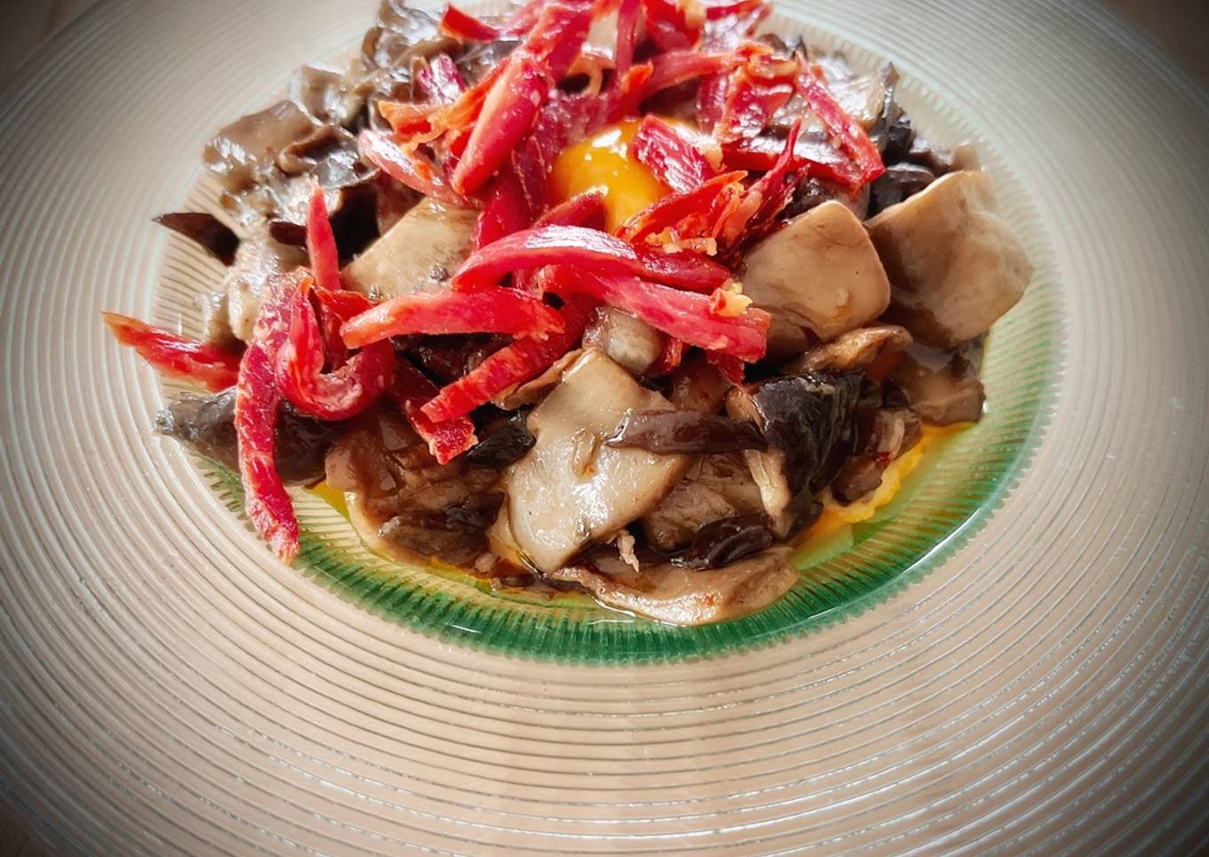 Setas con yema curada y crujiente de jamón ibérico sobre cama de patata y calabaza