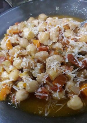 Una foto de Pollo con garbanzos