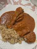 Pit de pollastre amb salsa de pa, tomàquet, mel i ametlles