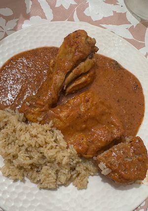 Una foto de Pit de pollastre amb salsa de pa, tomàquet, mel i ametlles