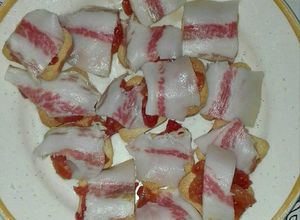 Una foto de Papada ibérica sobre panecillos con tomate 