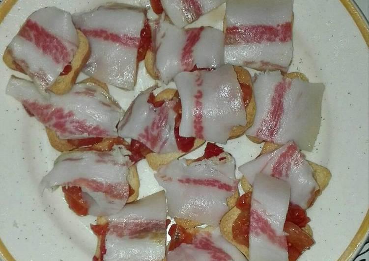 Papada ibérica sobre panecillos con tomate