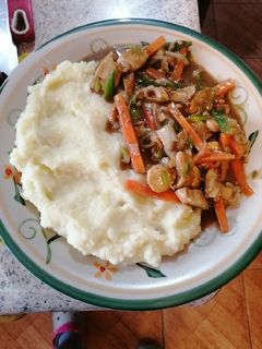 Una foto de Pollo salteado con Puré