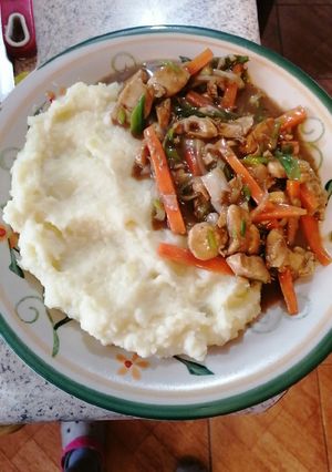 Una foto de Pollo salteado con Puré