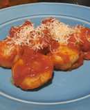 Ñoquis de papa rellenos de brócoli y queso con salsa de tomate