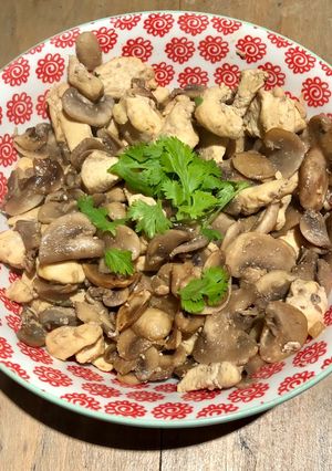 Une photo de Poulet émincé aux champignons