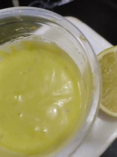 Una foto de Salsa de aguacate y manzana cremosa🥛🥑🍎