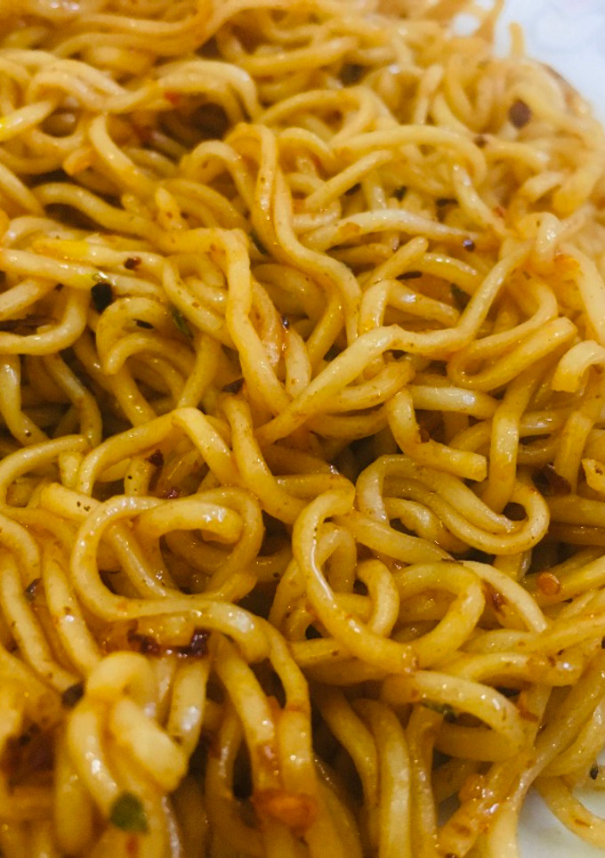 இரண்டே நிமிடத்தில் காரசாரமான மேகி...! (Spicy Maggi Just in 2 Minutes recipe in tamil) செய்முறை முக்கிய புகைப்படம்