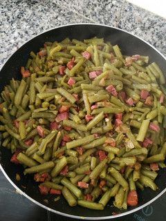 Una foto de Habicholillas salteadas con cebolla y jamón