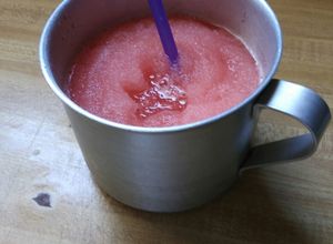 Una foto de Limonada rosa /raspado de limonada y cereza