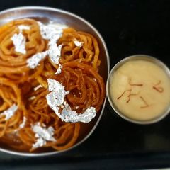 A picture of Rabdi jalebi.