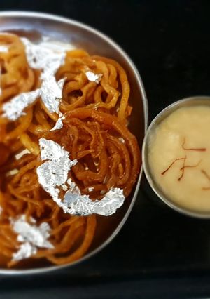 A picture of Rabdi jalebi.