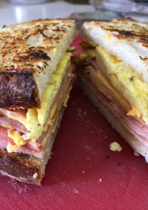 Una foto de Sándwich de Jamón y Huevo a la Sonorense