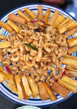 Una foto de Chicharrón de pota (calamar gigante) al estilo peruano con yucas fritas