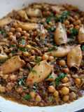 Cazuela de calamares con col y garbanzos estofados