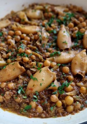 Una foto de Cazuela de calamares con col y garbanzos estofados
