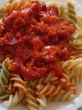Pasta de colores con jamón y chorizo