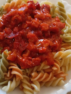Una foto de Pasta de colores con jamón y chorizo