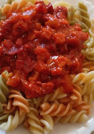 Foto principal de Pasta de colores con jamón y chorizo