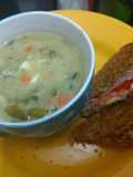 Consomé de verduras simple y sándwich a la sartén