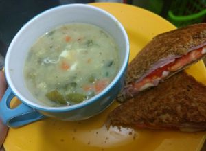 Una foto de Consomé de verduras simple y sándwich a la sartén