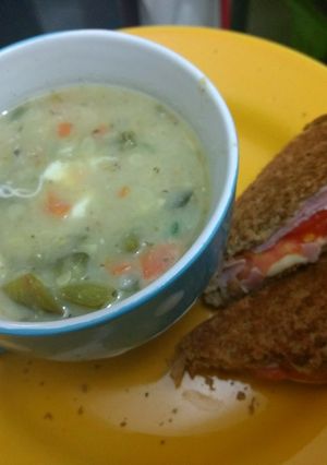 Una foto de Consomé de verduras simple y sándwich a la sartén
