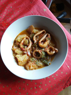 Una foto de 🦑Guiso de calamares y patatas🥔 con ajetes tiernos🧄