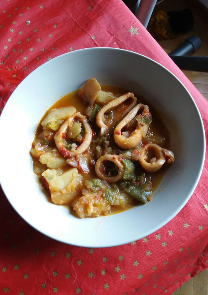 Una foto de 🦑Guiso de calamares y patatas🥔 con ajetes tiernos🧄